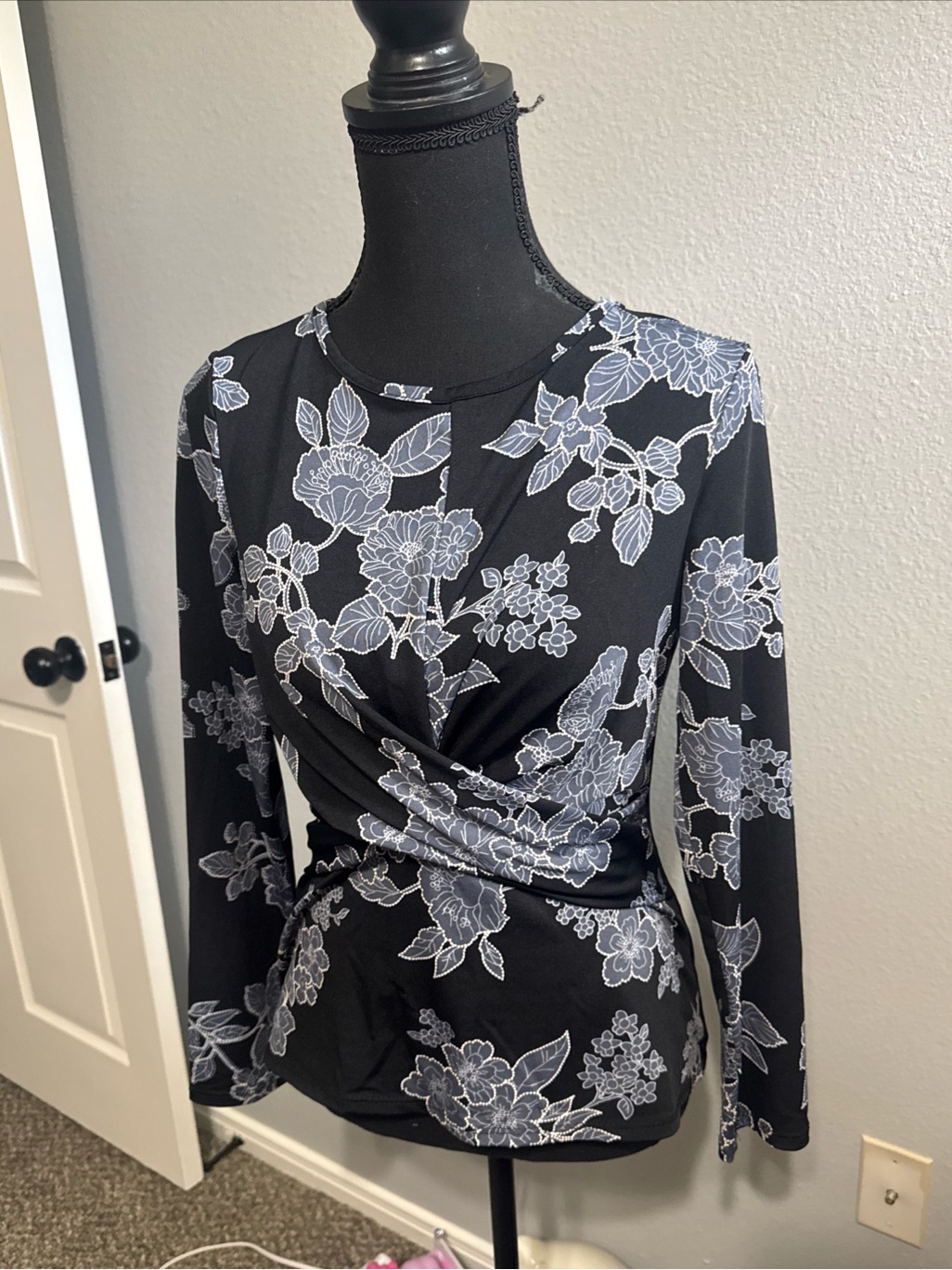 Women’s Black Floral Twist-Waist Long Sleeve Top